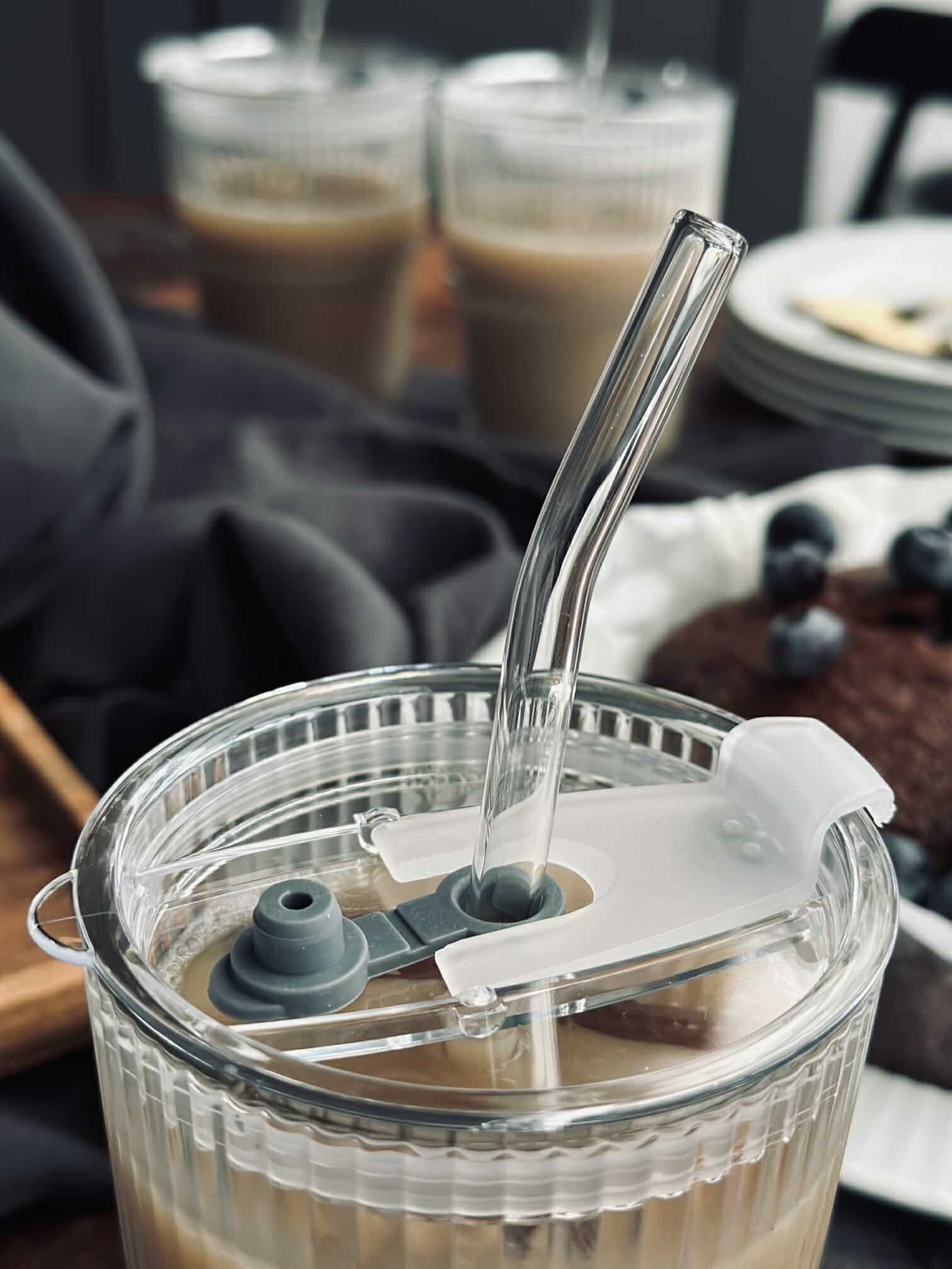 Latte glass with lid and straw