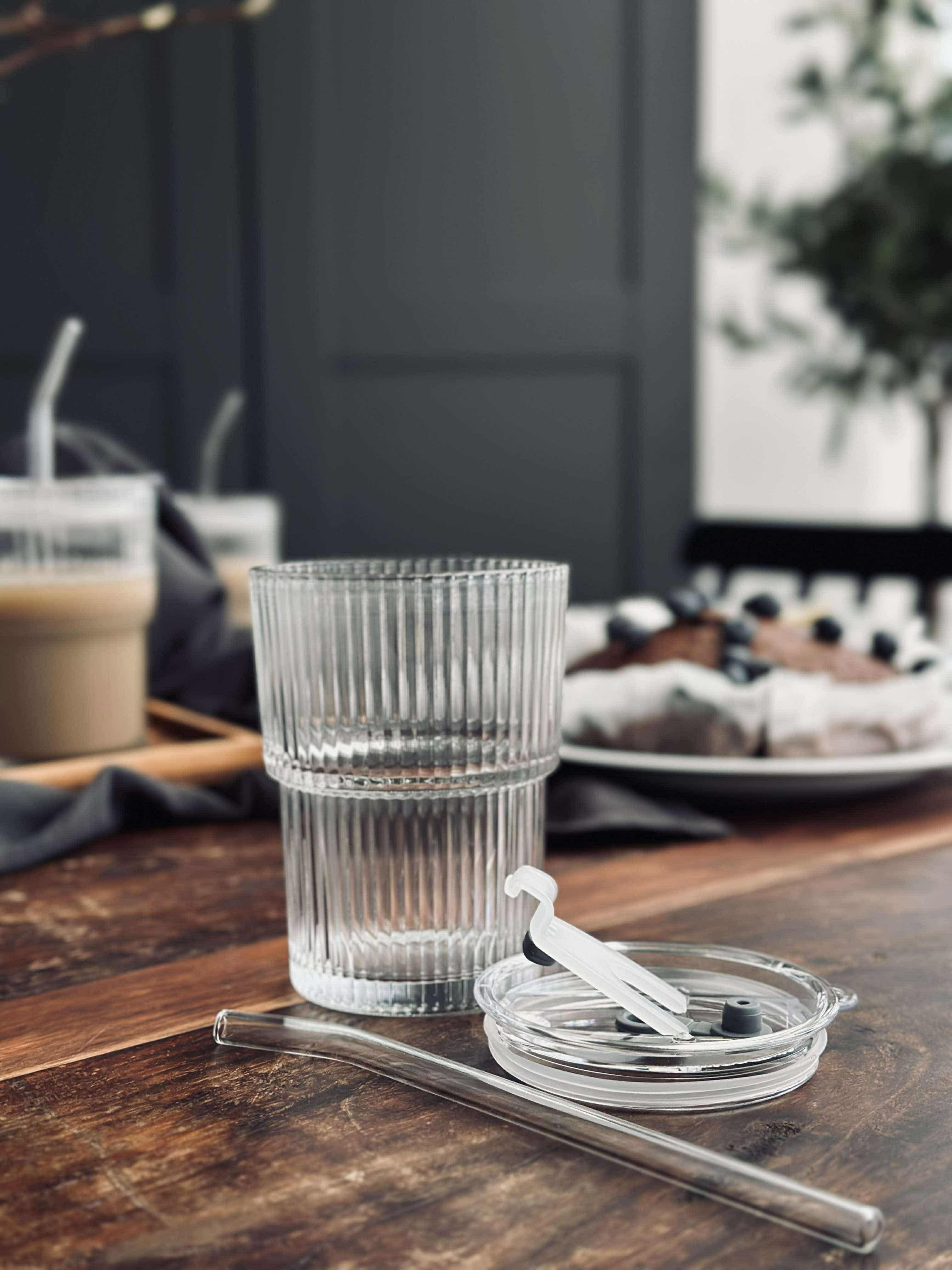 Latte glass with lid and straw