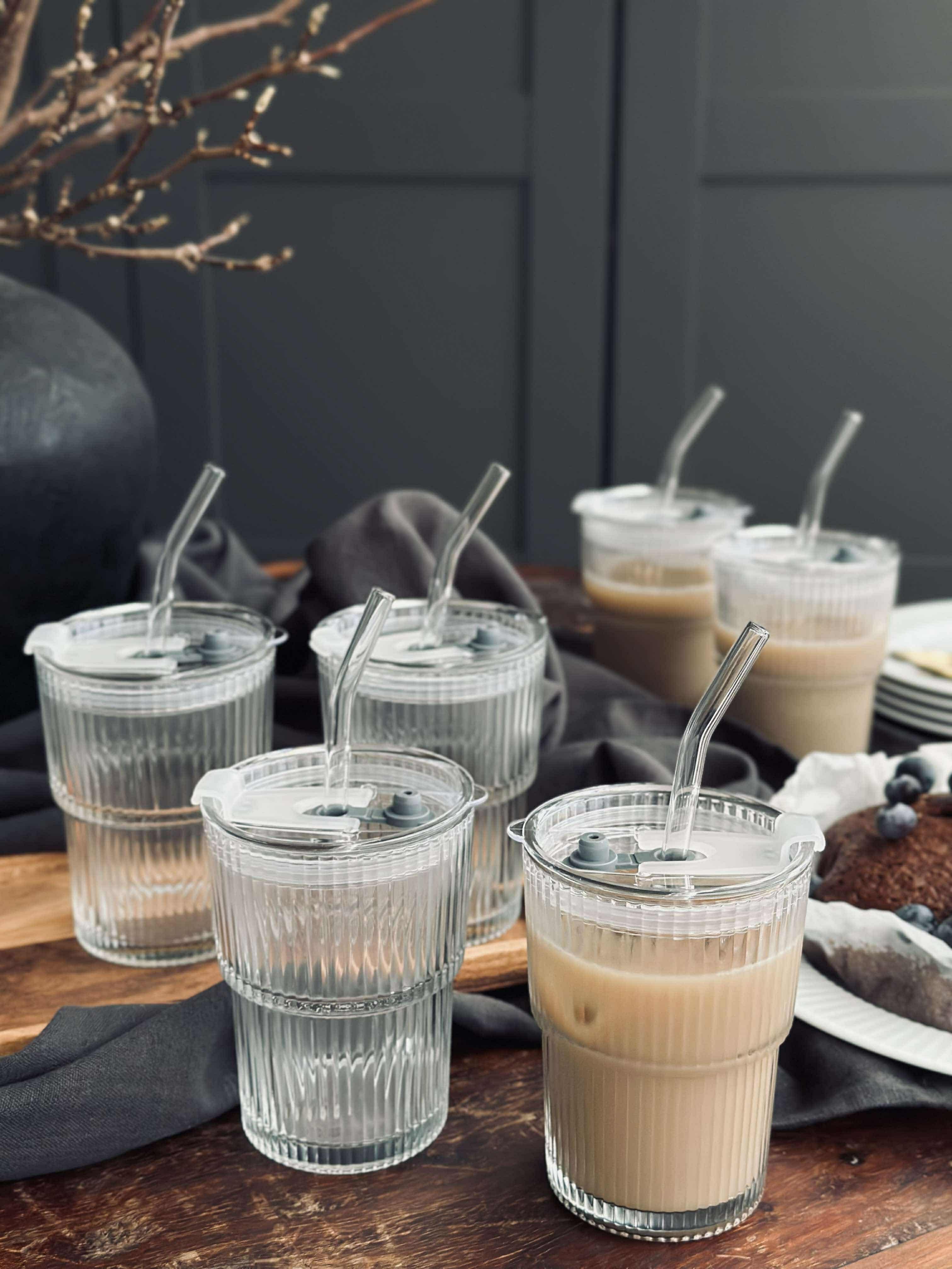 Latte glass with lid and straw