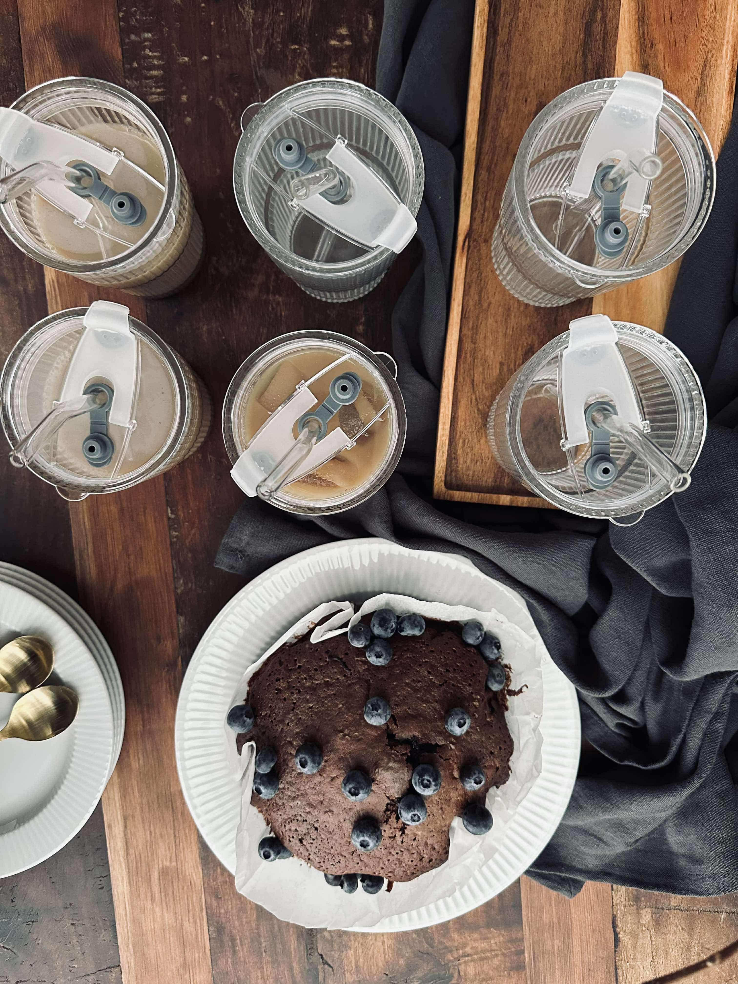 Latte glass with lid and straw