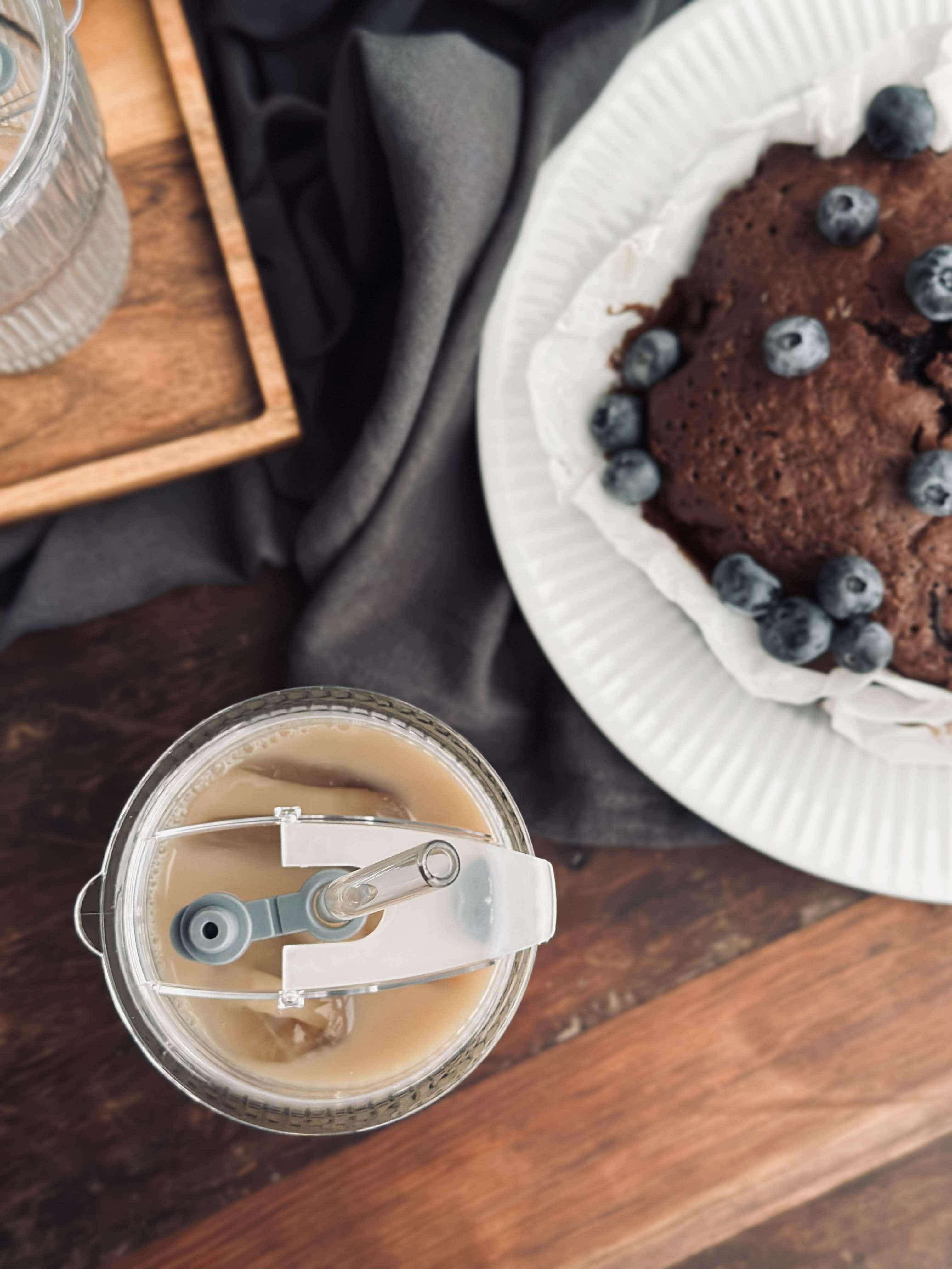 Latte glass with lid and straw