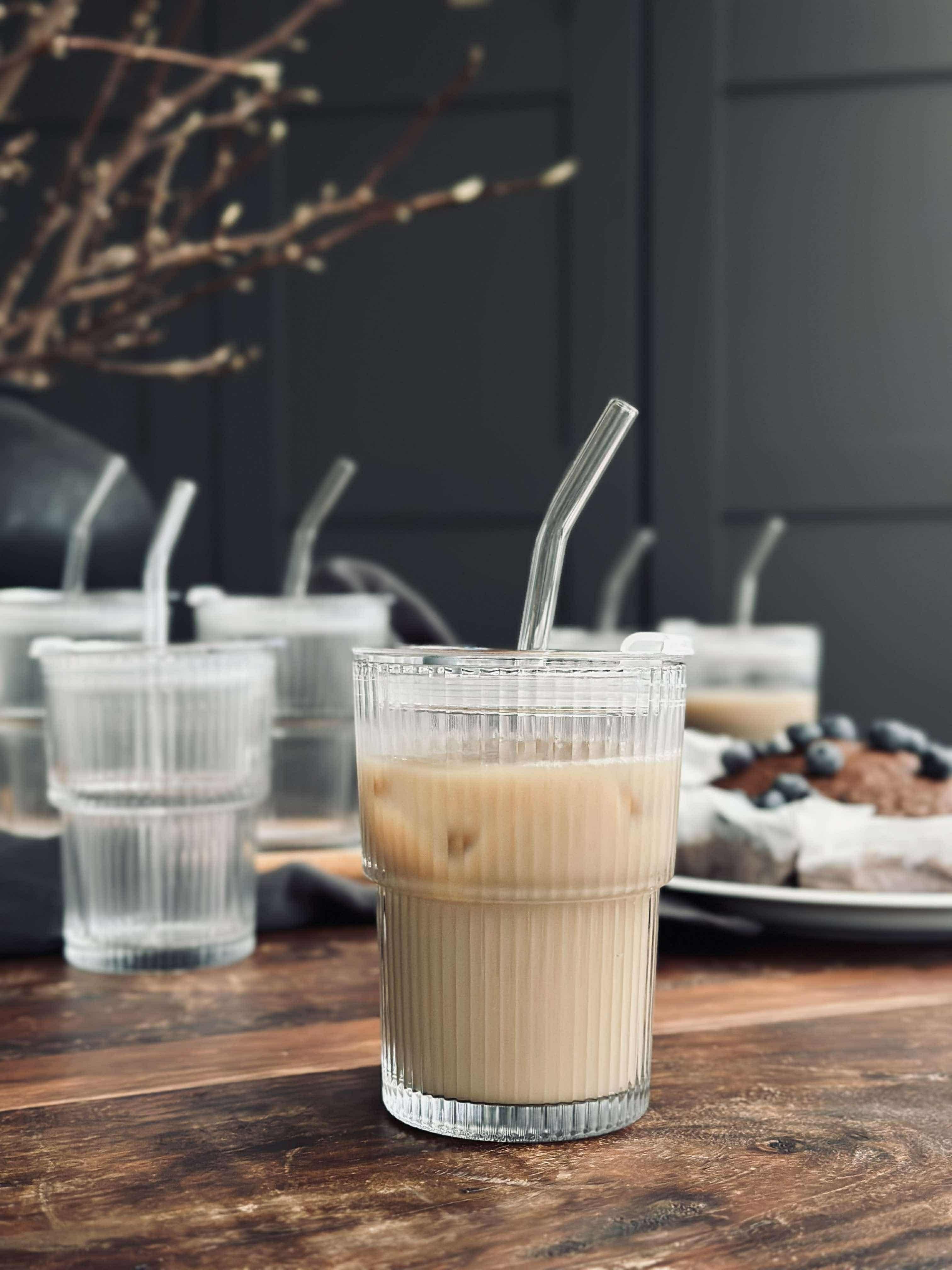 Latte glass with lid and straw