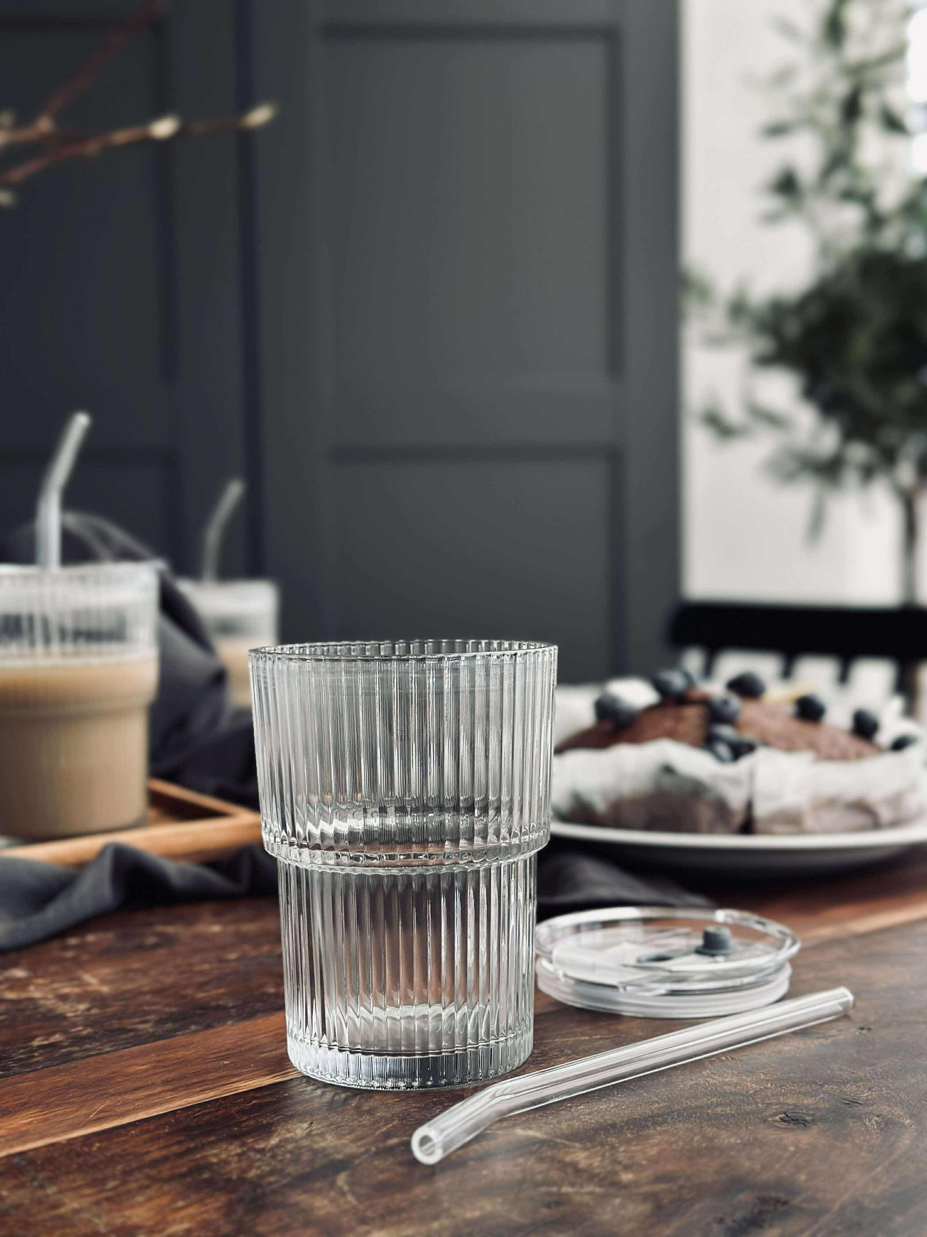 Latte glass with lid and straw