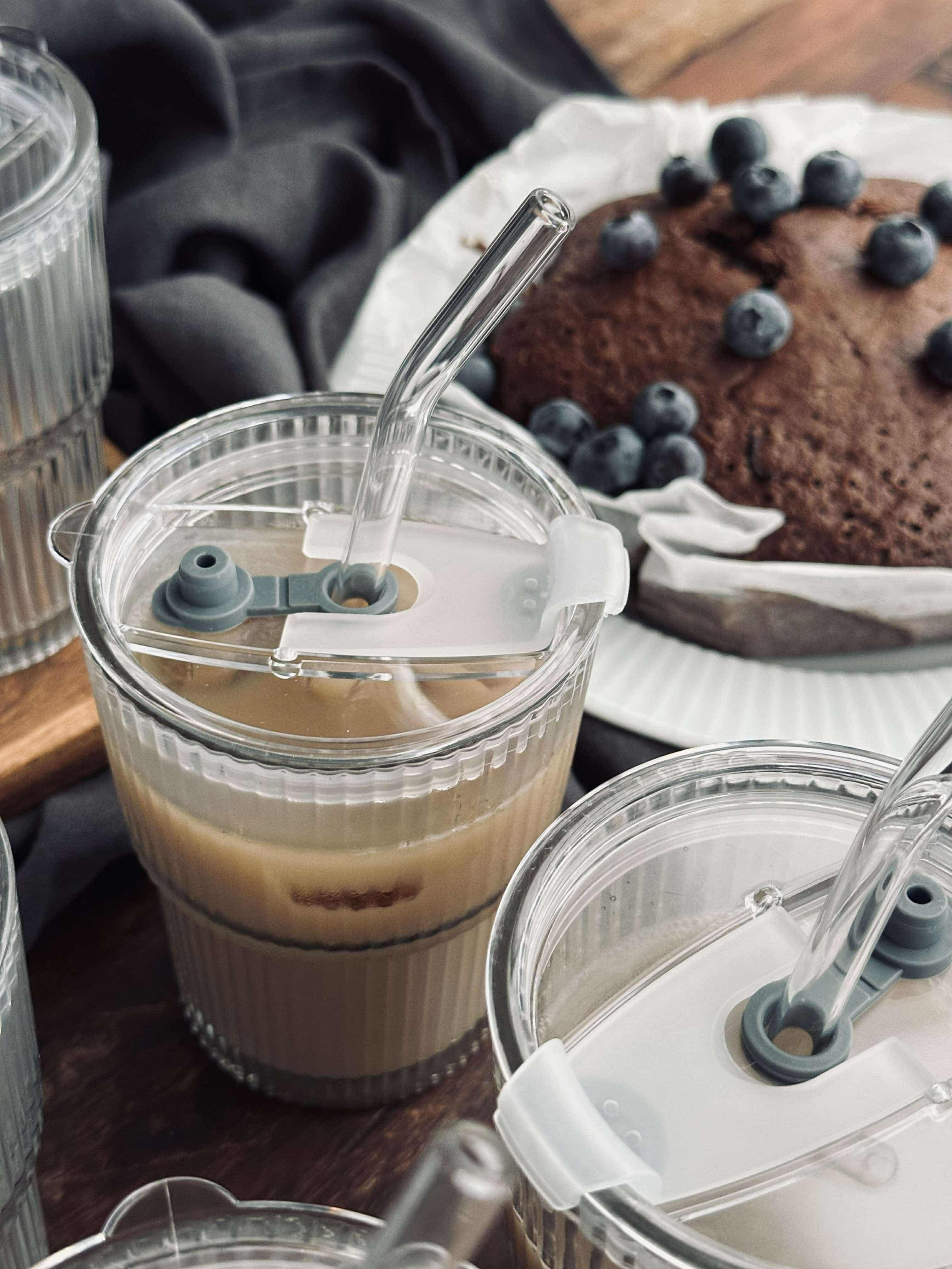 Latte glass with lid and straw