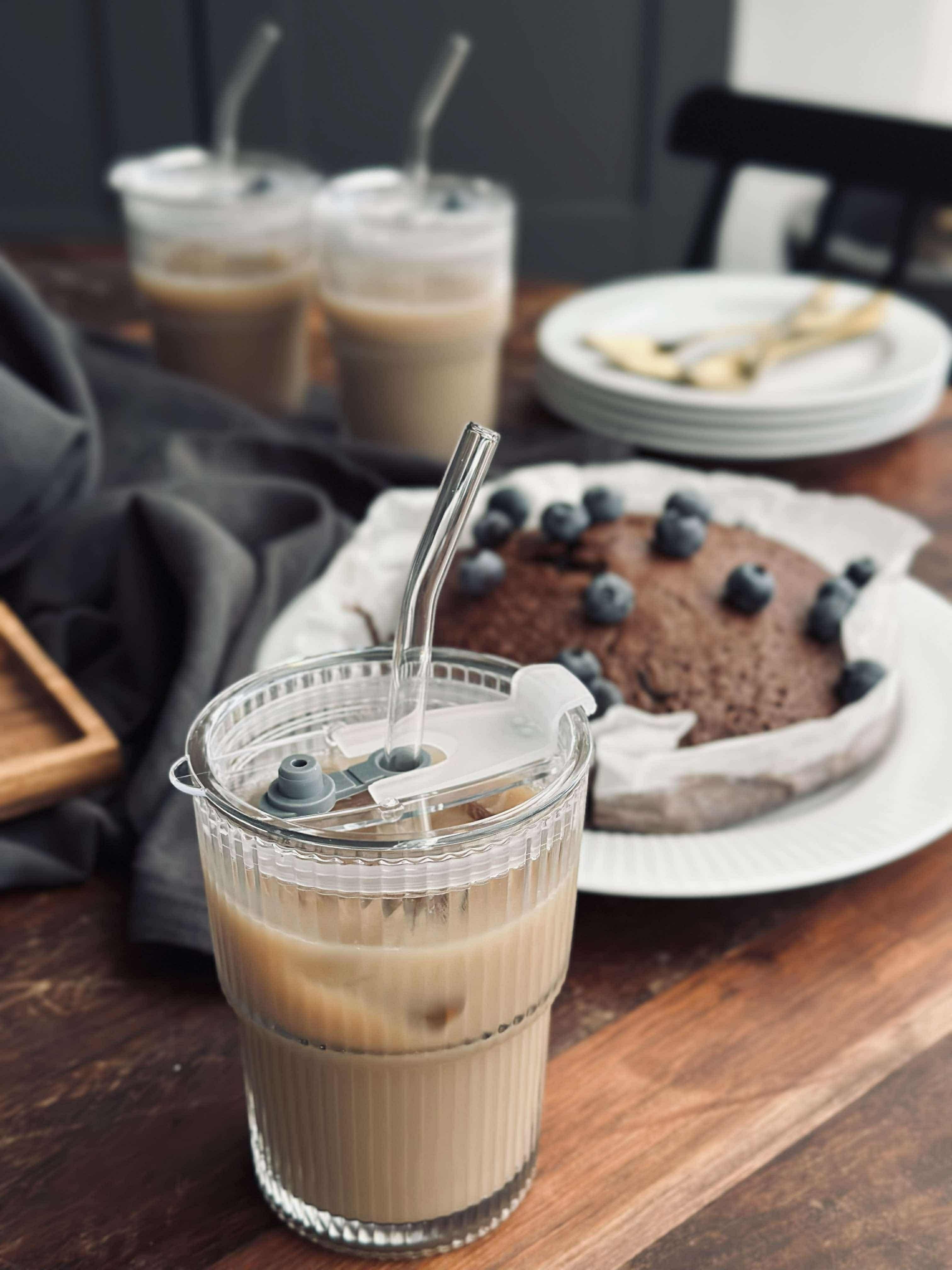 Latte glass with lid and straw